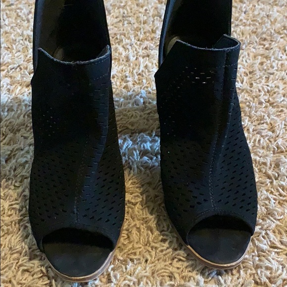 Heels - Picture 2 of 3